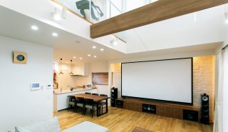 リビングシアターCASE16<br>吹き抜けのリビングでリラックスできるシアター