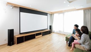 リビングシアターCASE20<br>特注の逆巻きスクリーンで110インチ！