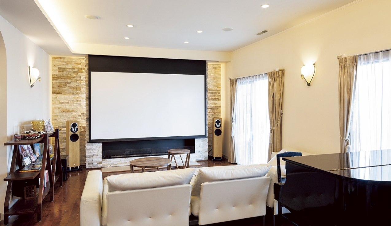 リビングシアターCASE48南欧スタイル、エコ暖炉とアクセントウォールも