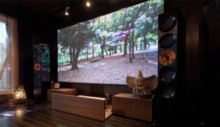 超短焦点プロジェクター×耐外光スクリーンをリビングに！ テレビ代わりの多目的シアター