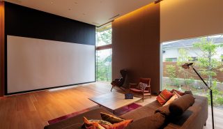 リビングシアターCASE64 緑を愉しむ住まいに寄り添う瀟洒なビルトイン・シアター