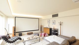 リビングシアターCASE67 本物志向の空間にシアターが調和する海辺のゲストハウス