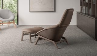 映画を楽しんだらそのままうたた寝する贅沢。パーソナルチェア「ラグース」発売